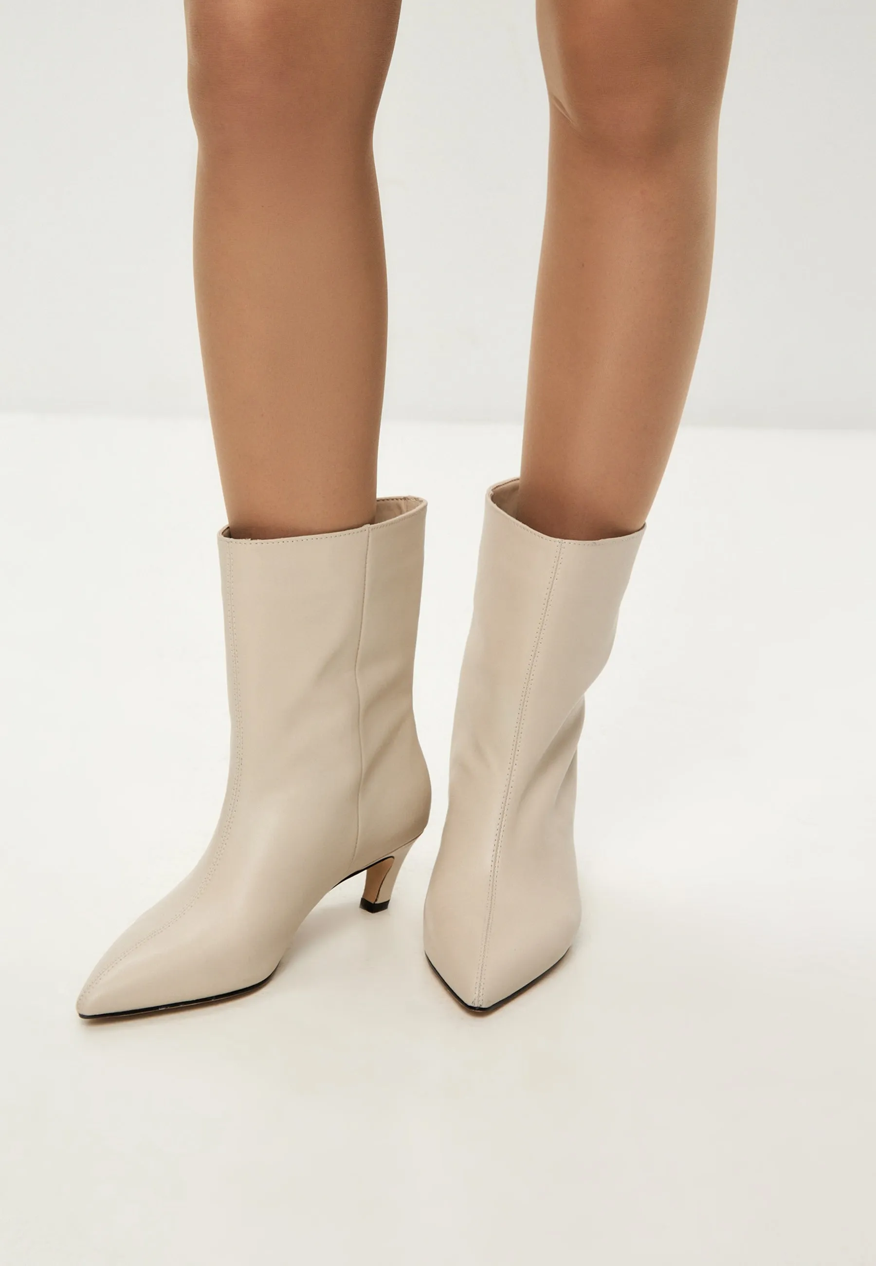 Kitten Heel Ankle Boots Dolly - White